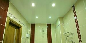 Какой выбрать потолок в ванной комнате: 7 эффектных способов оформления поверхности