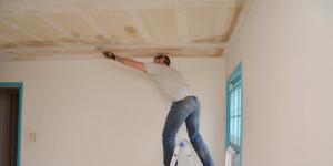 Как штукатурить потолок своими руками правильно?